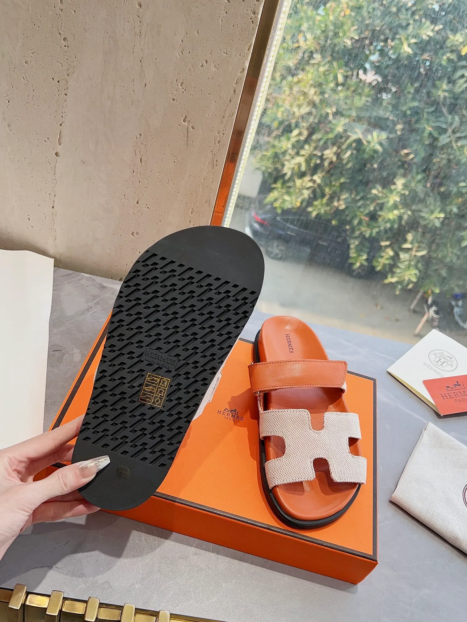 👟👟Ex-factory price 440👟👟 Men's size +10 H family 2024 spring and summer new style HERMES Hermes' recently popular couple's shoes, pig nose angle sandals and slippers, paired with various colorful socks, extremely trendy. Upper lining: imported original material. Outsole: non-slip and wear-resistant outsole. Size: Female 35-42 (40/42 non-returnable and non-exchangeable) Men’s size: 39-45 (45 is non-refundable and non-exchangeable)